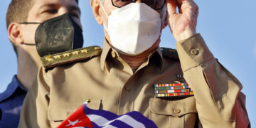 Raúl Castro pide confianza en la nueva generación en el aniversario 65 de la revolución