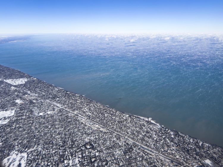 La niebla se eleva desde el lago Michigan por las temperaturas bajas récord en las afueras de Chicago, Illinois, EE.UU., el 16 de enero de 2024. EFE/EPA/Jim Lo Scalzo