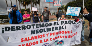 Empleados públicos venezolanos exigen «democracia» en su tercera jornada de protestas del año