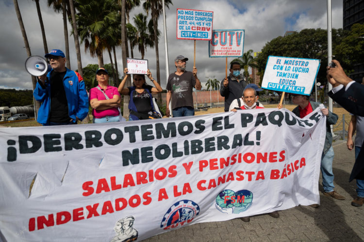 Trabajadores públicos participan en la tercera jornada de protestas del año para exigir mejoras en sus salarios hoy, en Caracas (Venezuela). EFE/ Rayner Peña R.