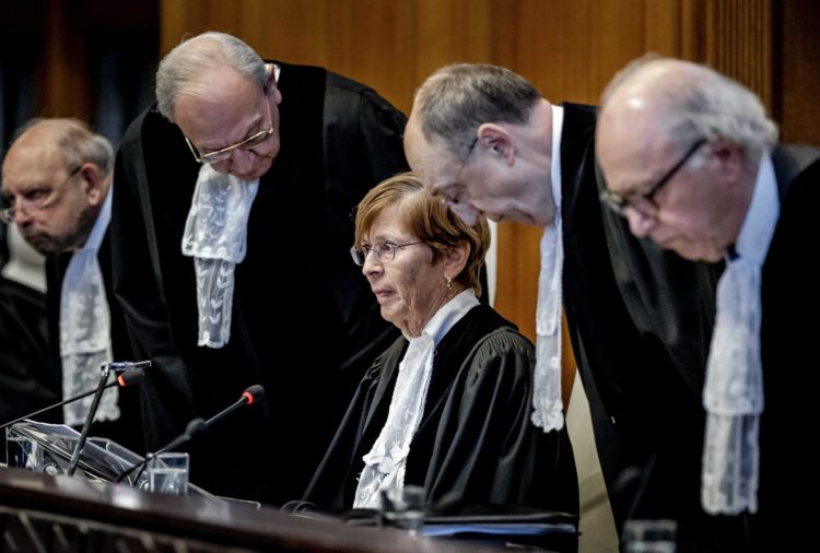 Donoghue (2.º izq.) y otros jueces durante un fallo de la Corte Internacional de Justicia (CIJ) en La Haya, EFE/EPA/Remko de Waal