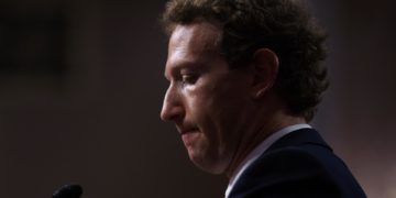 Zuckerberg pide perdón a los padres de víctimas de abuso infantil en redes sociales