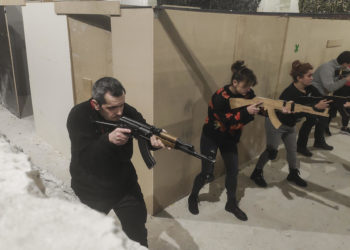 Los civiles ucranianos se preparan para un posible servicio militar en medio de la guerra