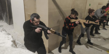 Los civiles ucranianos se preparan para un posible servicio militar en medio de la guerra