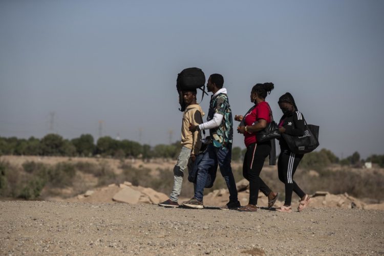 Migrantes intentan cruzar la frontera entre México y EE.UU., en busca de asilo, en una fotografía de archivo. EFE/ Etienne Laurent