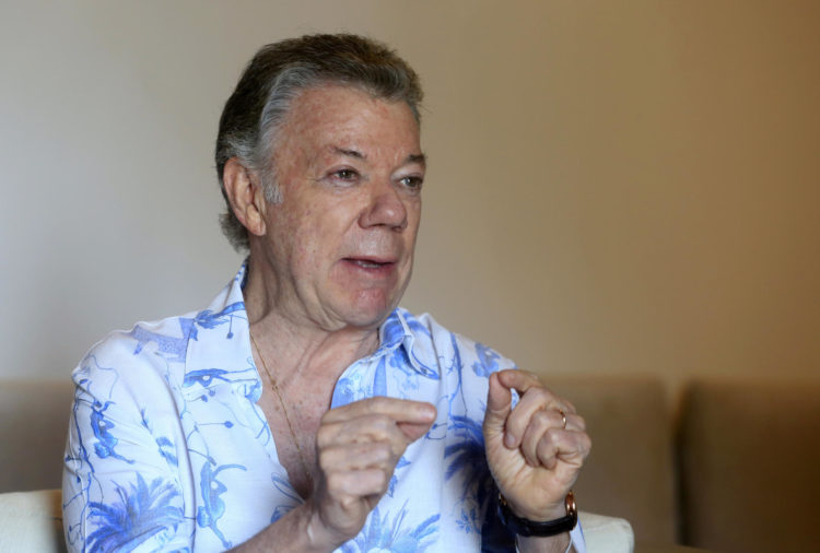 El ex presidente de Colombia Juan Manuel Santos habla durante una entrevista con EFE en Cartagena (Colombia). EFE/Ricardo Maldonado Rozo