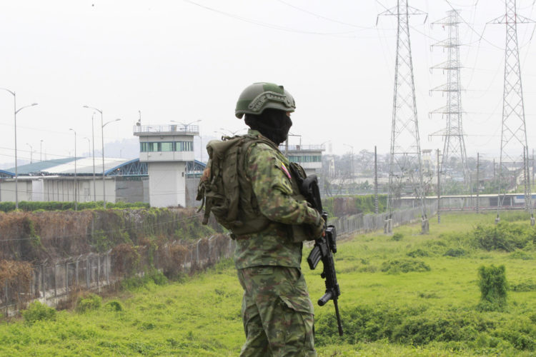 Un soldado del ejército ecuatoriano patrulla cerca al Centro de Privación de Libertad Zonal No. 8, el pasado el 14 de enero de 2023, en Guayaquil (Ecuador). . EFE/ Carlos Durán Araújo