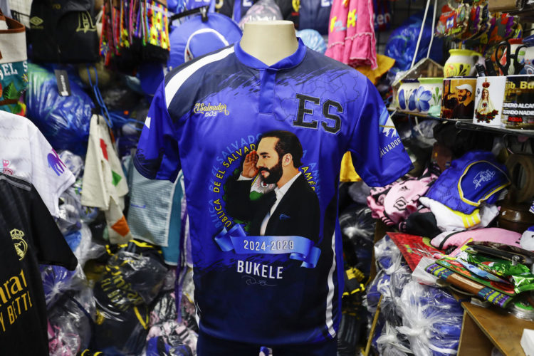 Una camisa alusiva al presidente Nayib Bukele en una venta de ropa, hoy en el centro de San Salvador (El Salvador). EFE/Rodrigo Sura
