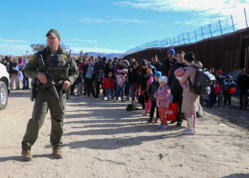 La llegada récord de migrantes a la frontera sur de EE.UU. pone a Biden contra las cuerdas