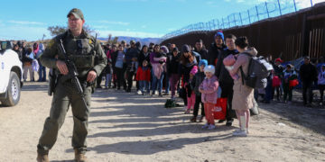 La llegada récord de migrantes a la frontera sur de EE.UU. pone a Biden contra las cuerdas