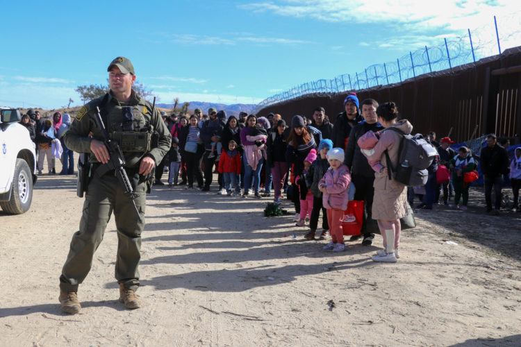 Fotografía de archivo fechada el 29 de noviembre de 2023 que muestra a un agente de la Patrulla Fronteriza mientras vigila a un grupo de migrantes en el puesto fronterizo de Jacumba, a unas 75 millas (120 kilómetros) al este de San Diego, California (EEUU). EFE/ Manuel Ocaño