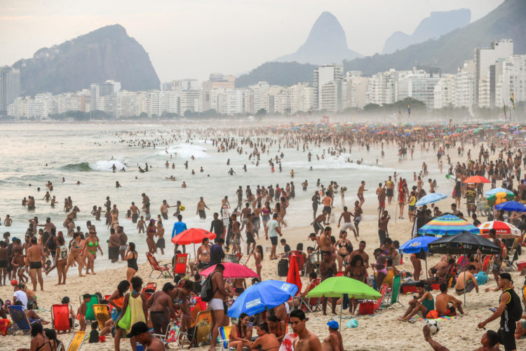 Fotografía de archivo de personas que se refrescan en las playas por la ola de calor en Río de Janeiro (Brasil). EFE/André Coelho