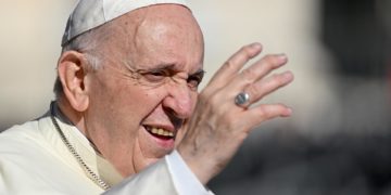 El papa insiste en que «no se bendice la unión homosexual» sino simplemente a las personas