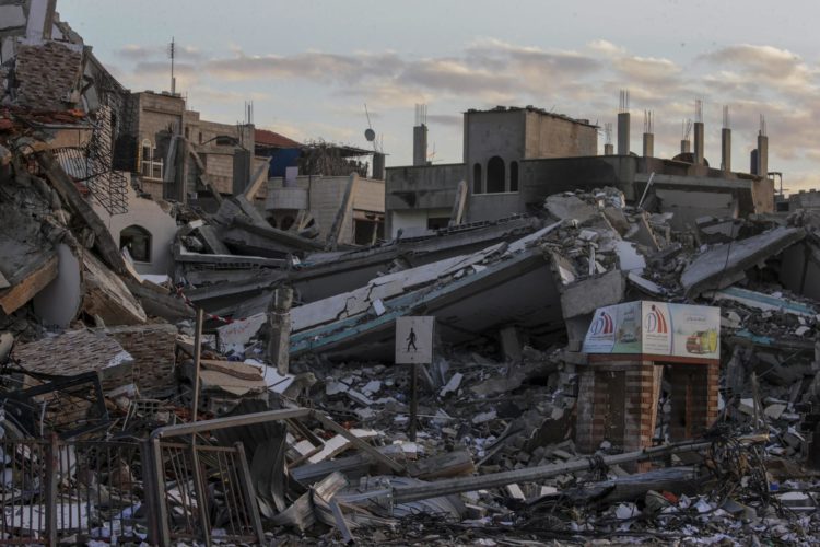 Vista de las casas destruidas durante una operación militar israelí en el campo de refugiados de Al Bureij, en el sur de la Franja de Gaza, el 24 de enero de 2024. EFE/EPA/MOHAMMED SABER