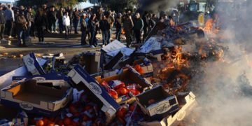 Los agricultores franceses amenazan con bloquear París y el Gobierno busca calmar su ira