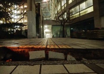 Terremoto en costa occidental japonesa deja importantes daños y activa alerta de tsunami