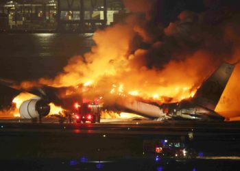 Confirman cinco muertos tras el choque de dos aviones en Tokio