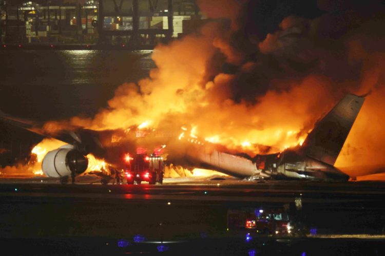 El choque ocurrido hoy en la pista del aeropuerto de Haneda, en Tokio. EFE/EPA/JIJI PRESS JAPAN OUT EDITORIAL USE ONLY