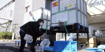 Las huellas del terremoto de Japón un mes después: 14.000 evacuados y una región en ruinas