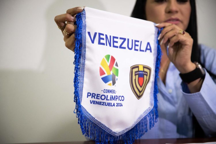 La presidenta del comité organizador local del Preolímpico de fútbol Venezuela 2024, Penélope Berroterán, fue registrada el pasado 8 de enero al mostrar un banderín del evento, durante una entrevista con EFE, en Caracas (Venezuela). EFE/Rayner Peña