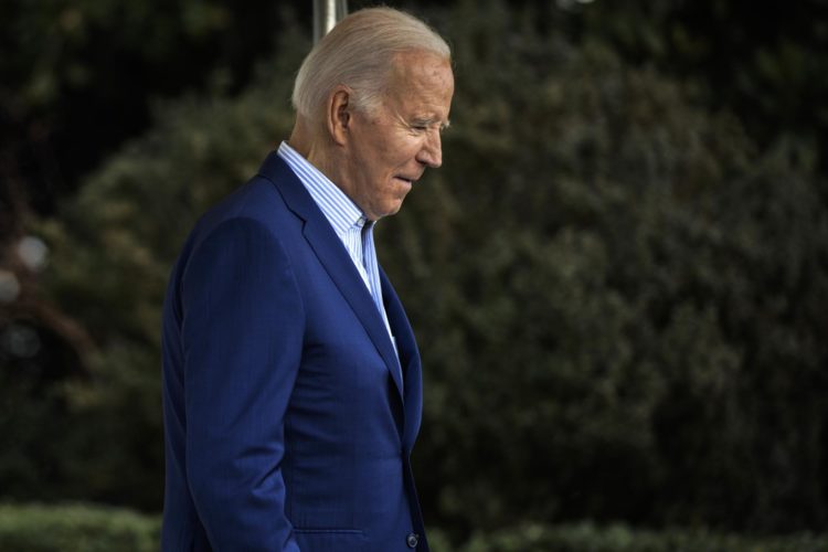 El presidente de Estados Unidos, Joe Biden, sale de la Casa Blanca para abordar el Marine One, en Washington, este 27 de enero de 2024. EFE/EPA/Samuel Corum/Pool