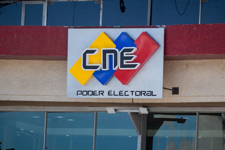 Fotografía de un aviso del Consejo Nacional Electoral (CNE) en su sede, el 29 de enero de 2024, en Caracas (Venezuela). EFE/ Rayner Peña R.