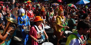 Los desfiles callejeros prenden la fiesta en Río de Janeiro a tres semanas del carnaval