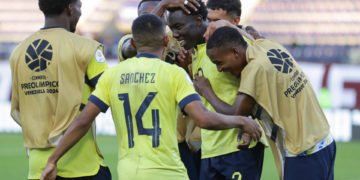 3-0. Un contundente Ecuador aterriza a Colombia con goles de Medina y Zambrano