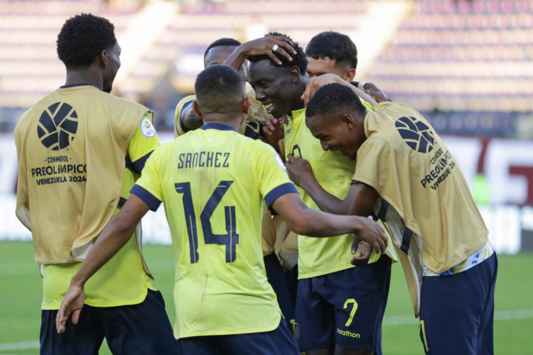 Yaimar Medina y compañeros de Ecuador celebran al vencer a Colombia hoy, en un partido del Torneo Preolímpico Sudamericano Sub-23 en el estadio Nacional Brígido Iriarte en Caracas (Venezuela). EFE/ Rayner Peña R.