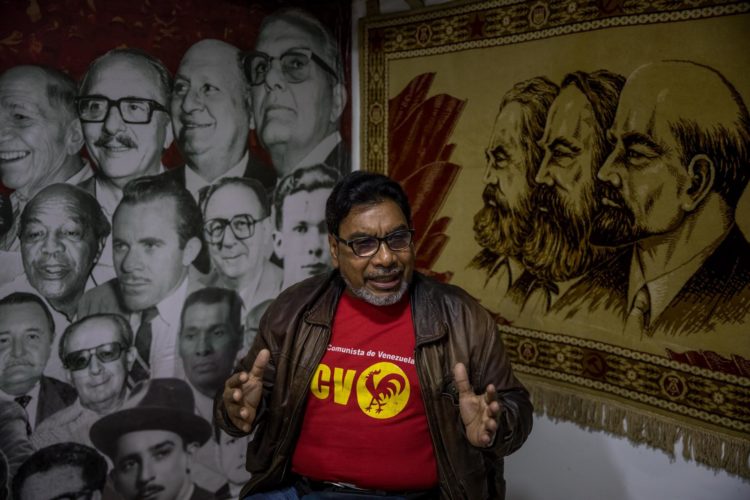 Fotografía de archivo donde se observa a Óscar Figuera, diputado del Partido Comunista de Venezuela. EFE/ Miguel Gutiérrez