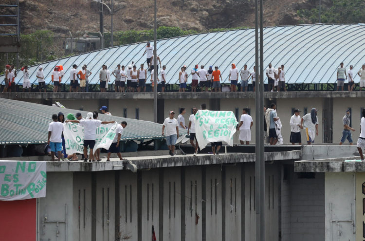 Presos protestan en la Cárcel Regional de Guayaquil, en una fotografía de archivo. EFE/Jonathan Miranda