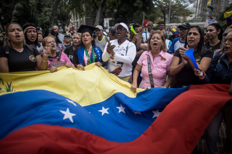 Varias personas participan en una manifestación de trabajadores que exigen mejores salarios y beneficios laborales, el 15 de enero de 2024, en Caracas (Venezuela). EFE/ Miguel Gutiérrez