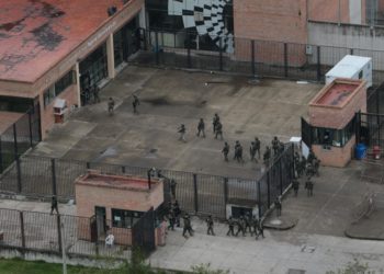 Militares de Ecuador ejecutan operaciones para recuperar el control de las cárceles