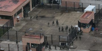 Militares de Ecuador ejecutan operaciones para recuperar el control de las cárceles