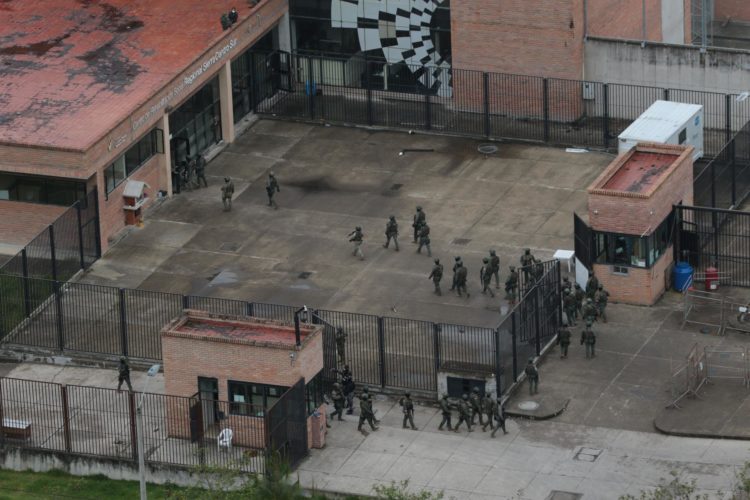 Fotografía de la cárcel del Turi mientras militares y policías buscan retomar el control del centro penitenciario hoy, en Cuenca (Ecuador). EFE/ Xavier Calvinagua