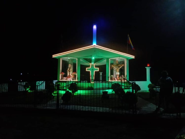 Fue iluminado el Santuario de La Virgen del Carmen, que es la puerta de ingreso al municipio. Foto cortesía.