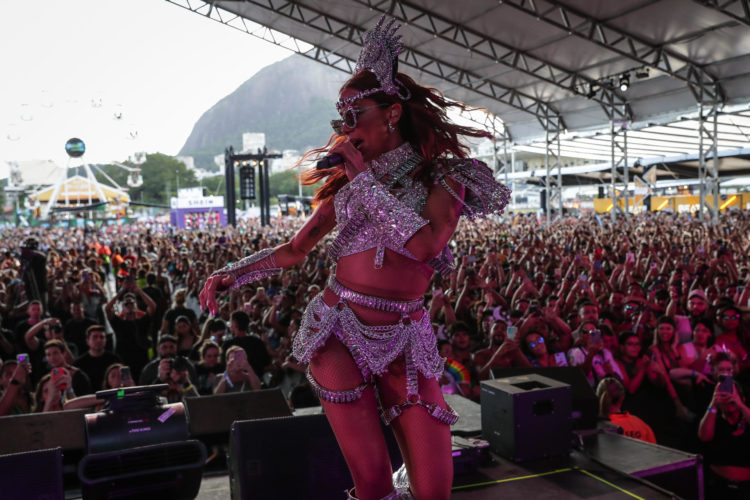 La cantante brasileña Anitta fue registrada este domingo, 21 de enero, al actuar en el espectáculo "Ensaios de Anitta", evento que forma parte de una gira precarnaval que la artista realiza por varias ciudades brasileñas, en el Jockey Club de Río de Janeiro (Brasil). EFE/André Coelho