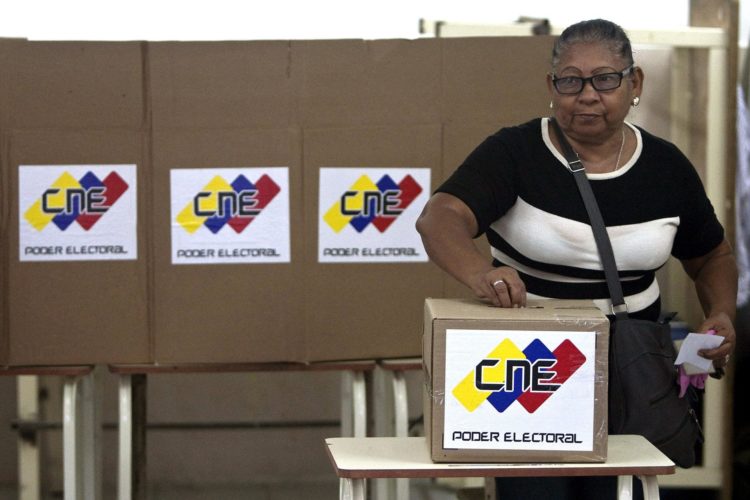 Una ciudadana venezolana deposita su voto durante una jornada de elecciones, en una fotografía de archivo. EFE/ Miguel Gutiérrez