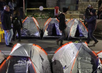 Netanyahu rechaza la propuesta para el fin de la guerra, pese a la cólera de los familiares de rehenes