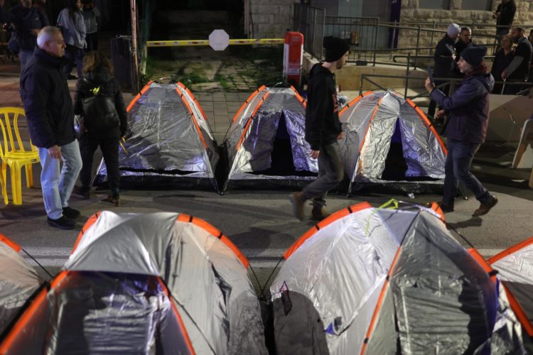 Familiares de rehenes israelíes secuestrados por Hamás en Gaza participan en una acampada de protesta frente a la residencia del primer ministro israelí, Benjamín Netanyahu, en el barrio de Rehavia en Jerusalén. EFE/EPA/Abir Sultan
