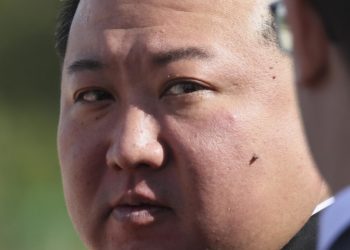 Kim Jong-un visita plantas armamentísticas y tilda a Corea del Sur de «principal enemigo»