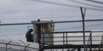 Ya son 178 los funcionarios tomados como rehenes en motines en siete cárceles de Ecuador