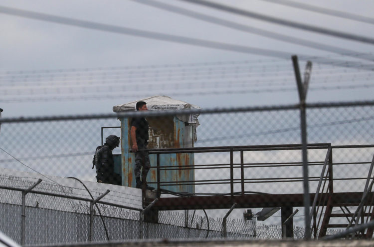 Agentes del servicio penitenciario vigilan desde una garita, en una fotografía de archivo. EFE/ José Jácome