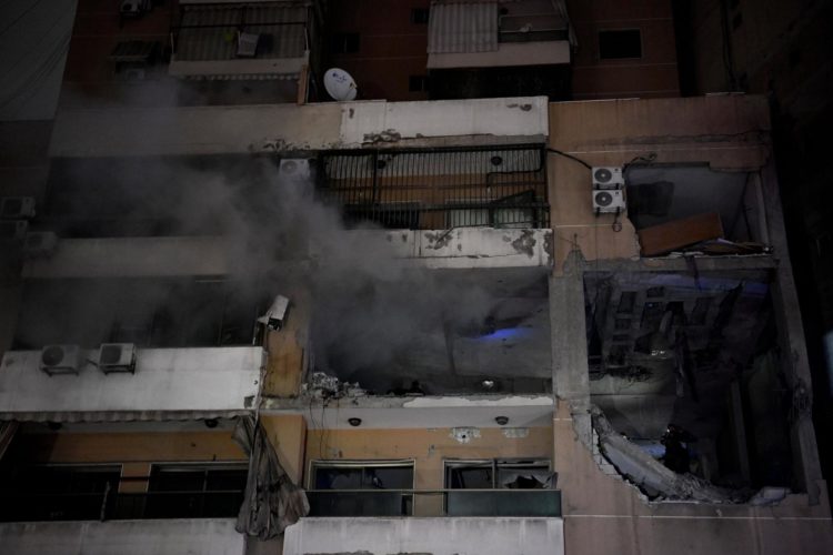 Imagen del edificio atacado por un dron israelí donde se encontraba una oficina del grupo islamista palestino Hamás situada en las afueras de Beirut, y donde falleció el número dos de su oficina política, Saleh al Arouri, y otras cinco personas. EFE/EPA/Abbas Salman