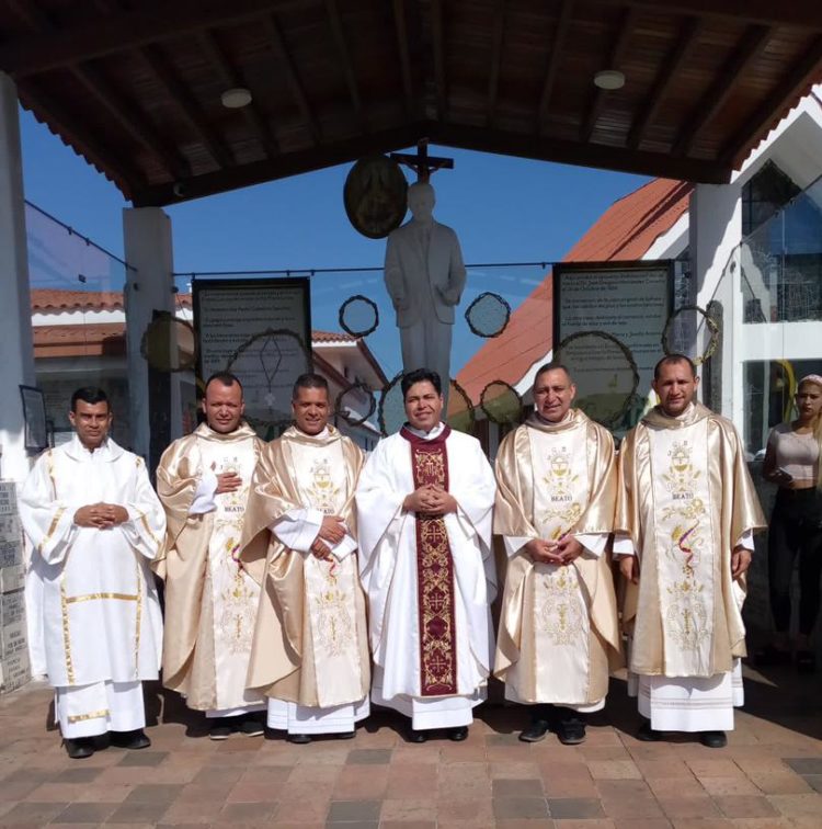 Los sacerdotes que estuvieron en la actividad religiosa cumplida en Isnotú.