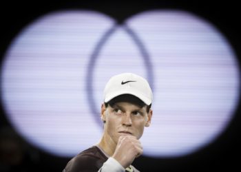 Sinner gana su primer Grand Slam tras remontar a Medvedev en Australia