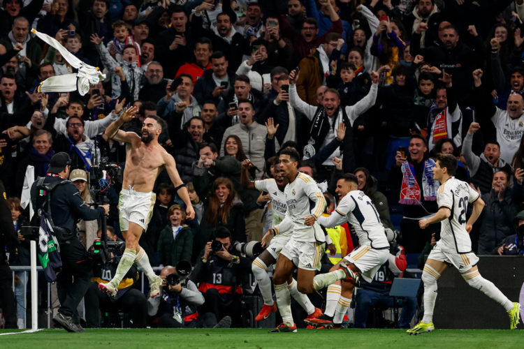 El defensa del Real Madrid Dani Carvajal celebra (i) su gol ante el Almería, durante el partido de LaLiga correspondiente a la jornada 21, y que enfrentó a Real Madrid y UD Almería en el Santiago Bernabéu. EFE/Daniel Gonzalez