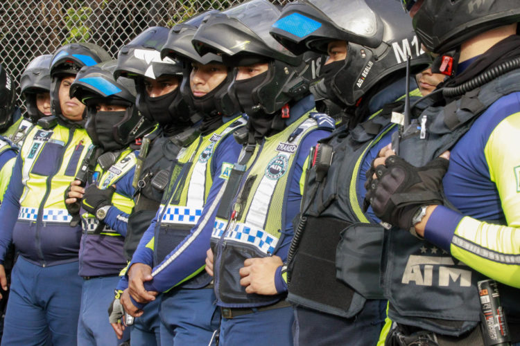 Integrantes de la Policía de Tránsito forman antes de patrullar hoy, en Guayaquil (Ecuador). EFE/ Carlos Durán Araújo
