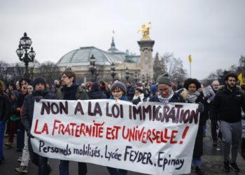 Francia: Decenas de miles de personas en las manifestaciones contra la ley de inmigración