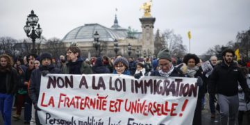 Francia: Decenas de miles de personas en las manifestaciones contra la ley de inmigración
